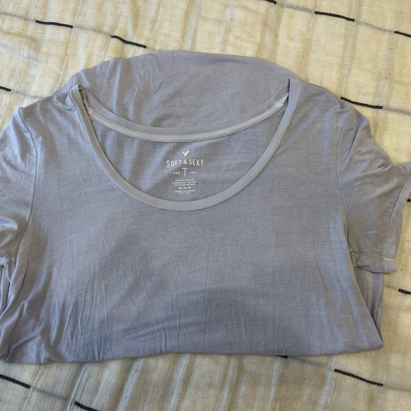 Medium AE soft & sexy tee! - Picture 2 of 3